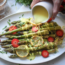 Grüner Ofenspargel mit Hollandaise &amp; Sesam - vegan