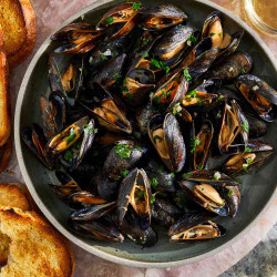 Sauvignon Blanc-steamed Mussels With Garlic Toast (edited)