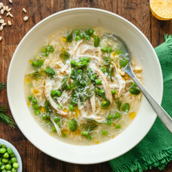 Soupe poulet et nouilles aux herbes fraîches