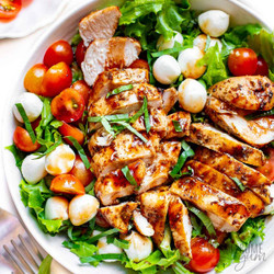 Chicken Caprese Salad Recipe (20-min Meal!)