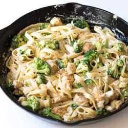Quick &amp; Easy Fettuccine Chicken Broccoli Alfredo