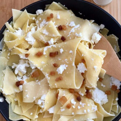 Hungarian Pasta With Cottage Cheese And Bacon (túrós Csusza)