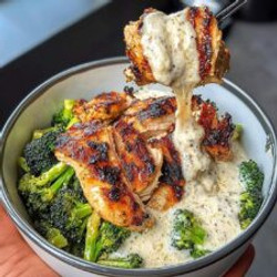 Grilled Chicken &amp; Broccoli Bowls With Creamy Garlic Sauce