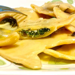 Spinach &amp; Riccota Cheese Ravioli With Lemon Butter Sauce