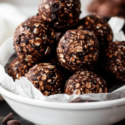 7-ingredient Chocolate Protein Energy Balls