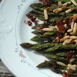 Grüner Spargel mit getrockneten Tomaten - vegan