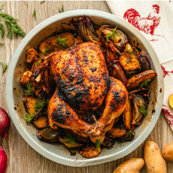 Poulet entier, oignons et pommes de terre au four