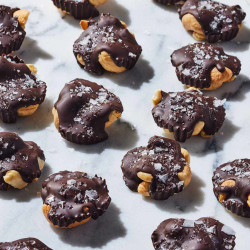Dark Chocolate Cashew Clusters Are The Ultimate Sweet &amp; Salty Snack