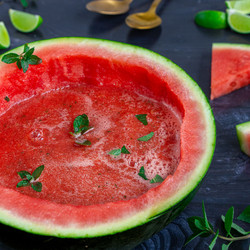 Kalte Wassermelonensuppe mit frischer Minze
